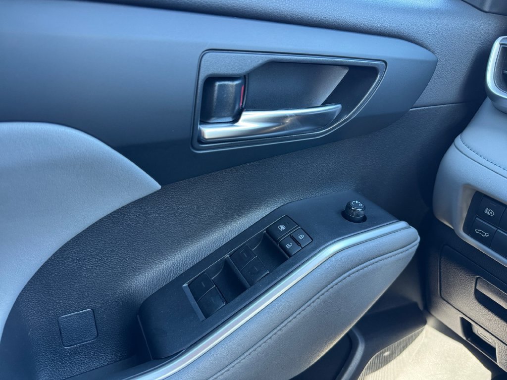 Used 2024 Toyota Highlander XLE AWD/4WD image 11