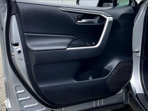 Used 2019 Toyota RAV4 XLE w/ Convenience Package image 21