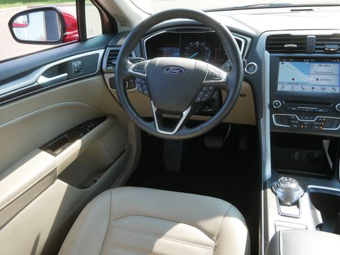 Used 2017 Ford Fusion SE w/ Fusion SE Technology Package FWD image 9