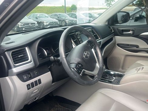 Used 2019 Toyota Highlander XLE FWD image 5