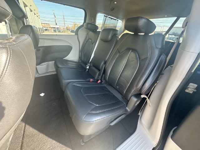 Used 2018 Chrysler Pacifica Touring-L FWD image 24