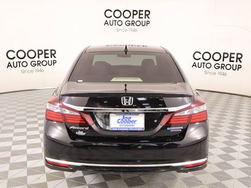 Used 2017 Honda Accord Touring image 23