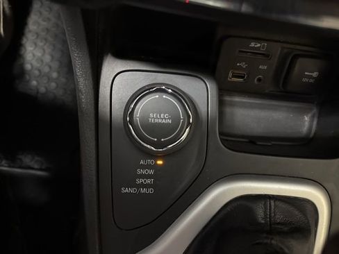 Used 2018 Jeep Cherokee Latitude w/ Cold Weather Group image 9