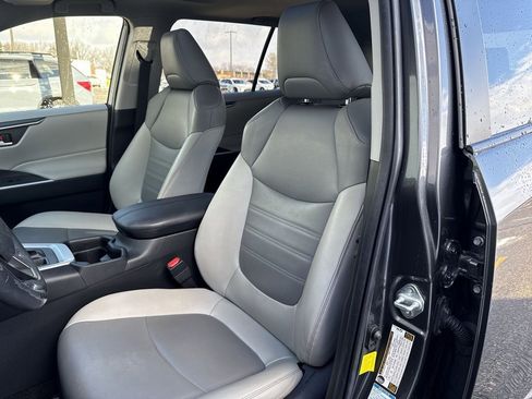 Used 2019 Toyota RAV4 XLE Premium image 9