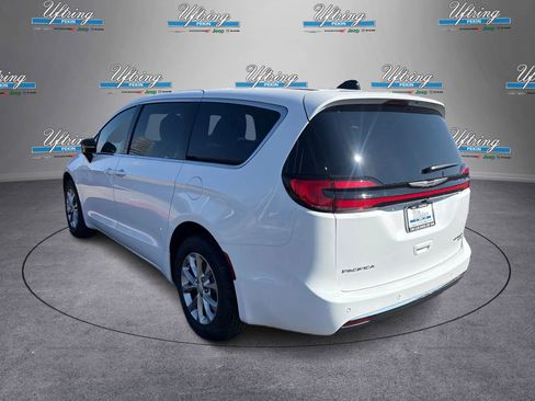 New 2026 Chrysler Pacifica Limited w/ Uconnect Theater Family Group image 5
