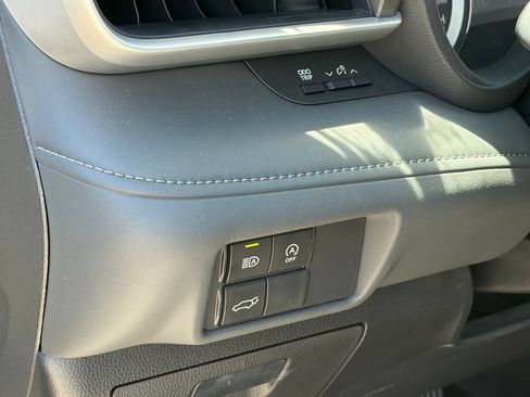 Used 2025 Toyota Highlander LE AWD/4WD image 7