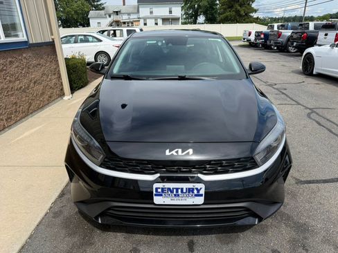 Used 2023 Kia Forte LXS w/ LXS Technology Package FWD image 2