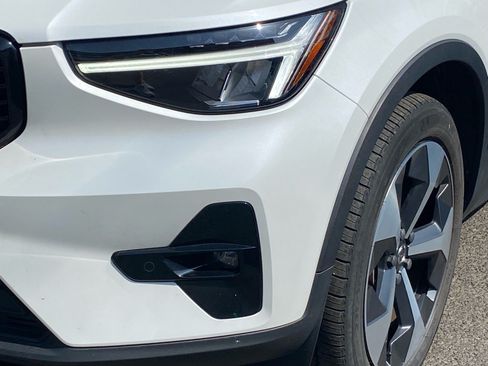 Used 2023 Volvo XC40 B5 Plus AWD/4WD image 2
