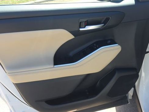 Used 2023 Toyota Highlander XLE image 10