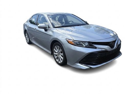 Used 2019 Toyota Camry LE FWD image 3