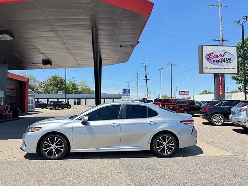 Used 2020 Toyota Camry SE FWD image 1