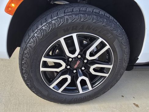 Used 2024 GMC Yukon XL AT4 w/ AT4 Premium Package image 10