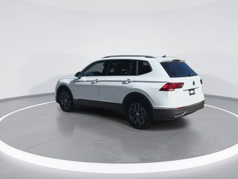 Certified 2022 Volkswagen Tiguan SE w/ Panoramic Sunroof Package image 6