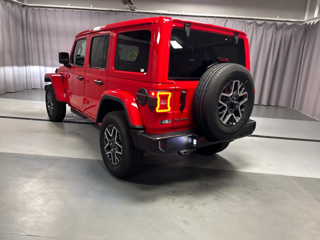 Used 2026 Jeep Wrangler Unlimited Sahara AWD/4WD image 5