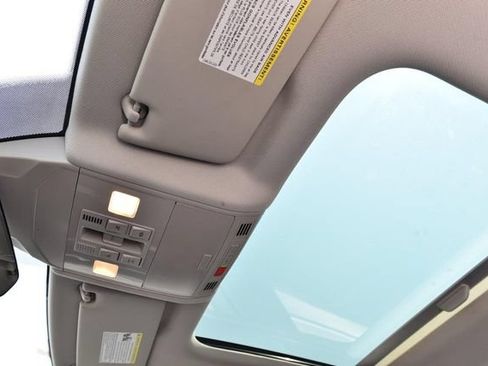 Certified 2025 Volkswagen Jetta SE w/ Sunroof Package FWD image 22