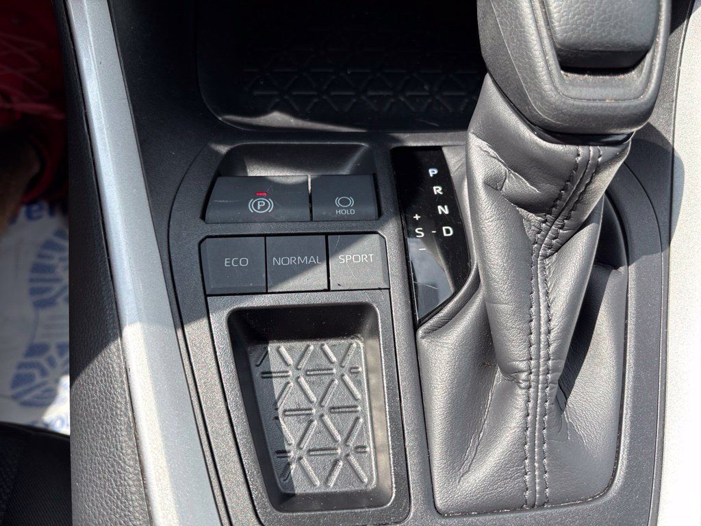Used 2025 Toyota RAV4 XLE FWD image 43
