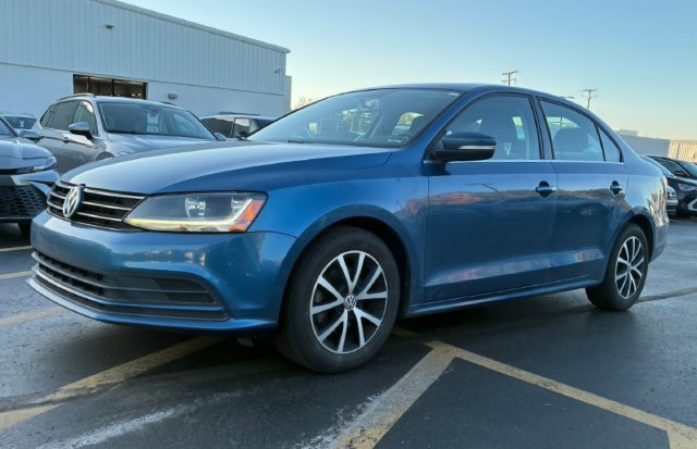 Used 2017 Volkswagen Jetta SE FWD image 1
