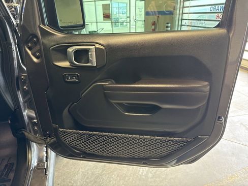 Used 2018 Jeep Wrangler Unlimited Rubicon image 32