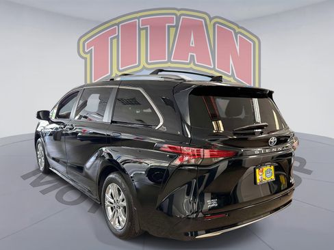 Used 2024 Toyota Sienna Platinum AWD/4WD image 2