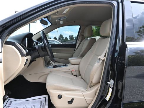 Used 2019 Jeep Grand Cherokee Laredo AWD/4WD image 18