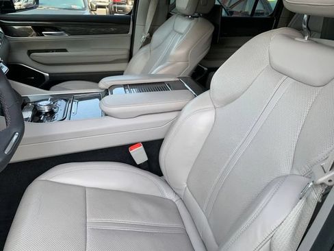 Used 2022 Jeep Wagoneer Series III w/ Rear Seat Video Group 1 AWD/4WD image 15
