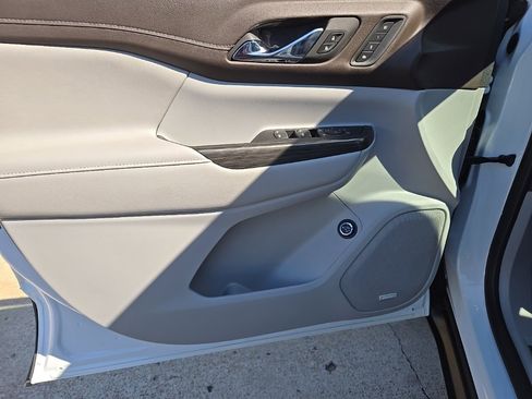 Used 2023 GMC Acadia SLT w/ Preferred Package image 11