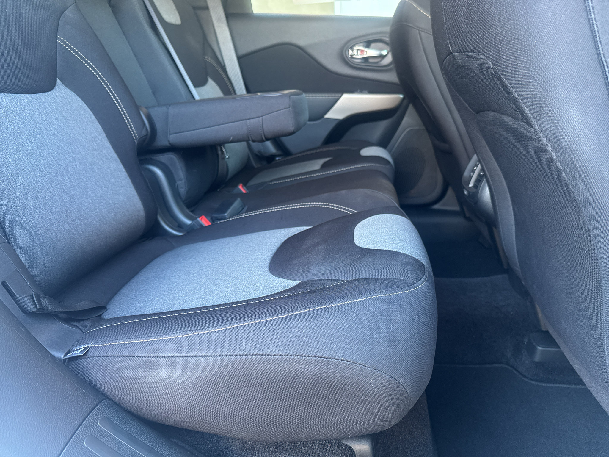 Used 2018 Jeep Cherokee Latitude w/ Safety Group AWD/4WD image 36