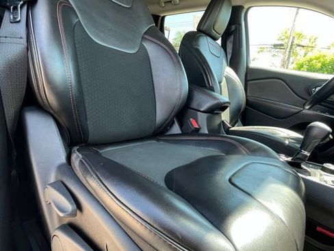 Used 2019 Jeep Cherokee Trailhawk w/ Cold Weather Group AWD/4WD image 28