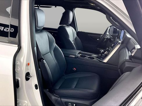 Used 2025 Lexus LX 600 4WD w/ Accessory Package (2T) image 9