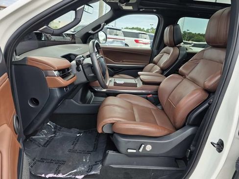 Used 2025 Lincoln Navigator Reserve AWD/4WD image 10