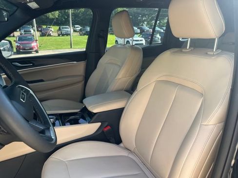 Used 2023 Jeep Grand Cherokee Limited AWD/4WD image 12