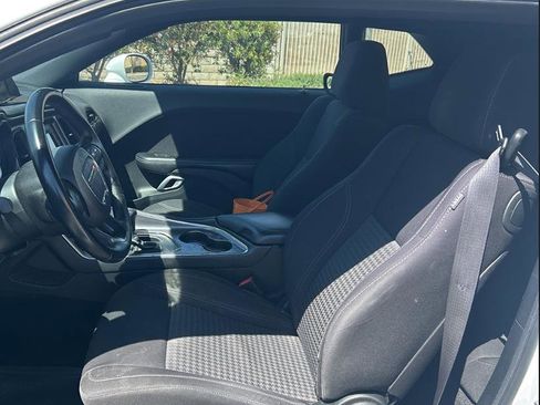 Used 2015 Dodge Challenger SXT image 10