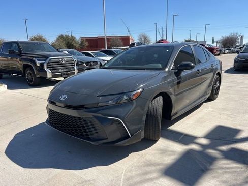 Used 2025 Toyota Camry SE w/ Convenience Package image 8