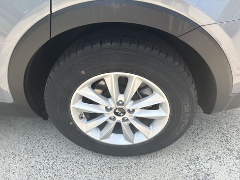 Used 2020 Kia Sorento LX FWD image 19