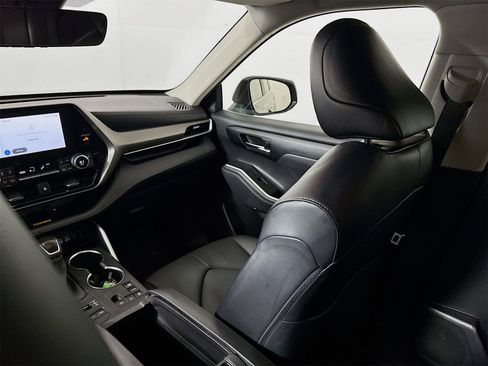 Used 2023 Toyota Highlander XLE image 21