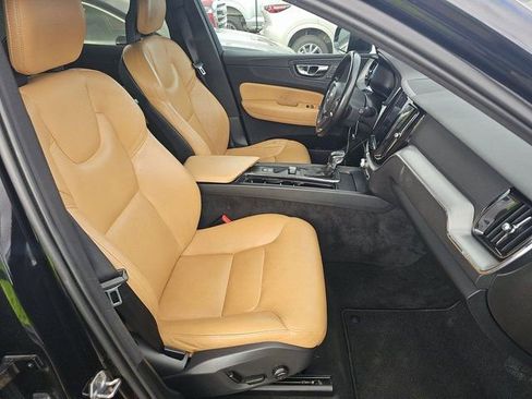 Used 2018 Volvo XC60 T6 Momentum w/ Vision Package image 5