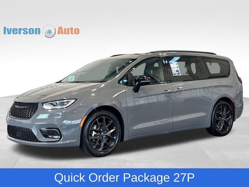 Used 2025 Chrysler Pacifica Limited FWD image 4