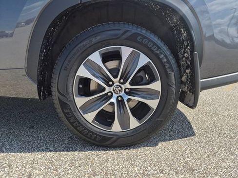 Used 2022 Toyota Highlander XLE AWD/4WD image 10