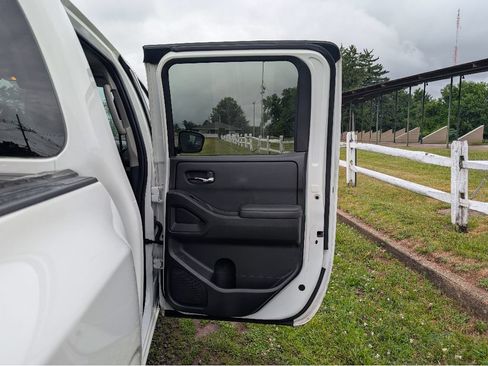 Used 2023 Nissan Frontier SV w/ Technology Package RWD image 12