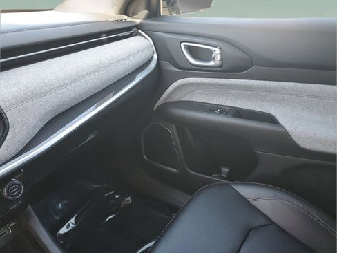 Used 2024 Jeep Compass Latitude image 27