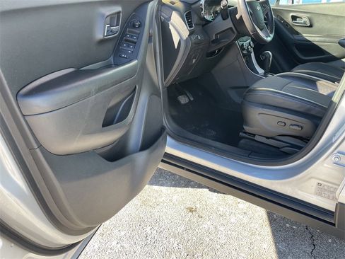 Used 2022 Chevrolet Trax LT w/ LT Convenience Package image 14