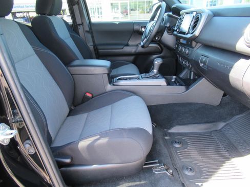 Used 2022 Toyota Tacoma TRD Sport w/ Technology Package RWD image 11