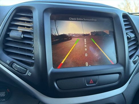 Used 2018 Jeep Cherokee Latitude Plus w/ Comfort/Convenience Group image 14