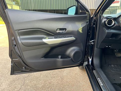 Used 2019 Nissan Kicks SR w/ SR Premium Package FWD image 11