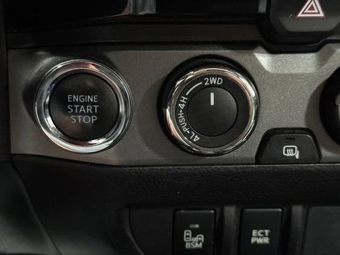 Used 2018 Toyota Tacoma SR5 AWD/4WD image 21
