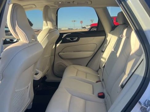 Used 2023 Volvo XC60 B5 Plus image 10