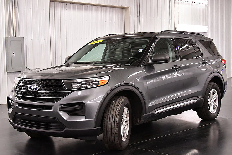 Used 2024 Ford Explorer XLT AWD/4WD image 3