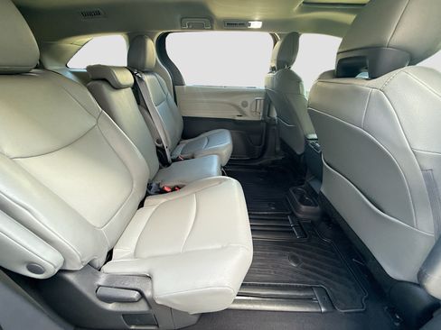 Used 2024 Toyota Sienna XLE FWD image 28