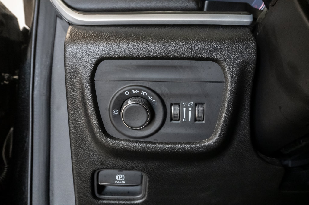 Used 2025 Jeep Grand Cherokee Laredo X w/ Luxury Tech Group I AWD/4WD image 14