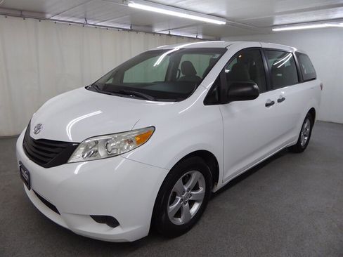 Used 2016 Toyota Sienna L image 3